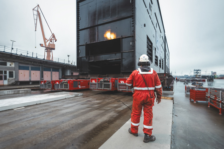 Meesterlijk transport van immense sluisdeuren door Wagenborg