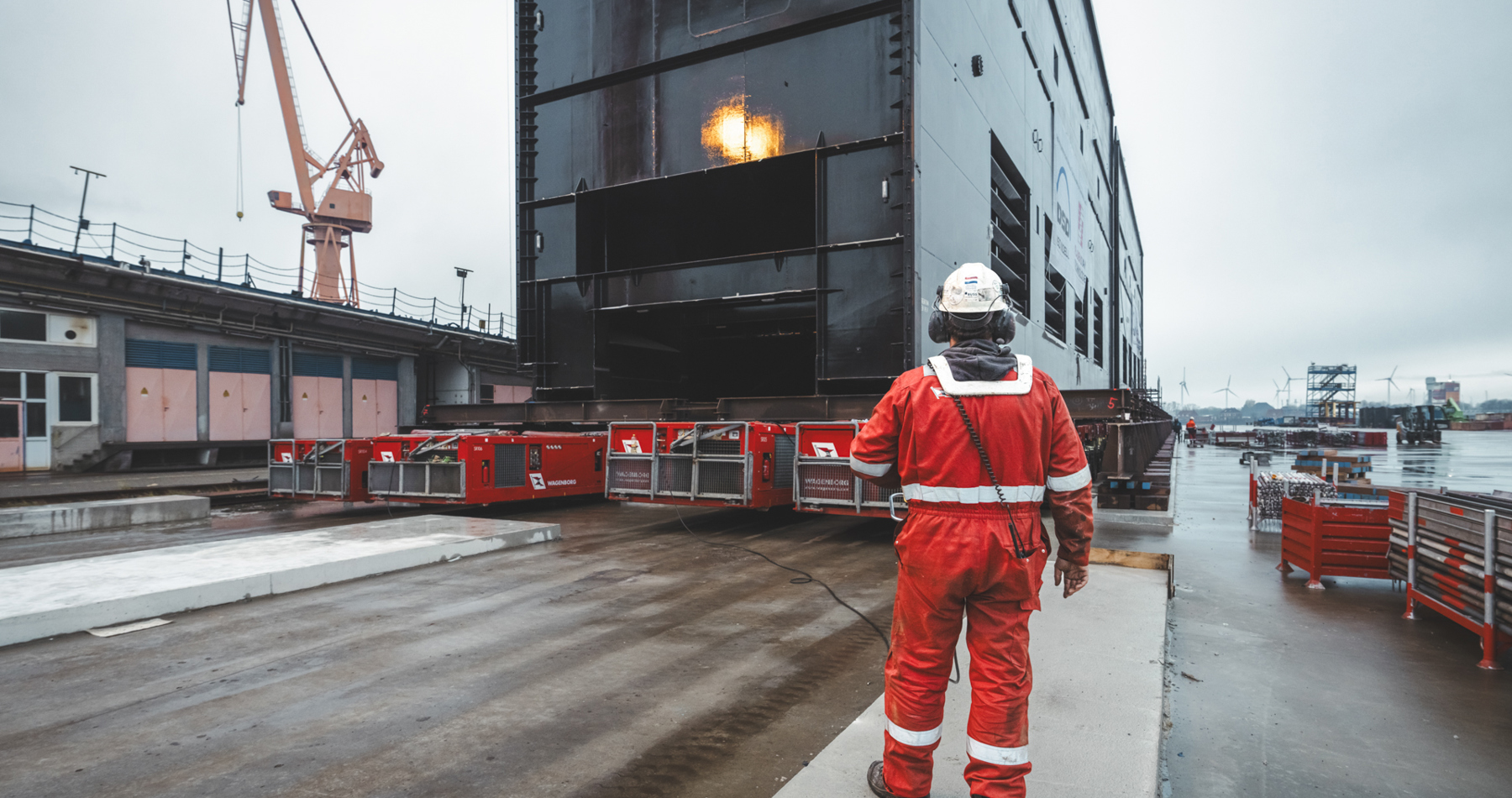 Meesterlijk transport van immense sluisdeuren door Wagenborg