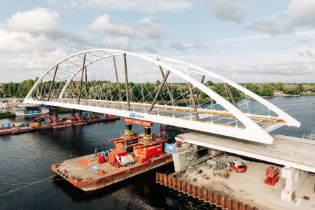 Bruggenteam installeert recordbrug in Estland